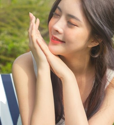 눈을 감고 두 손을 턱 아래 모은 긴 머리 여성 모델(야외)
