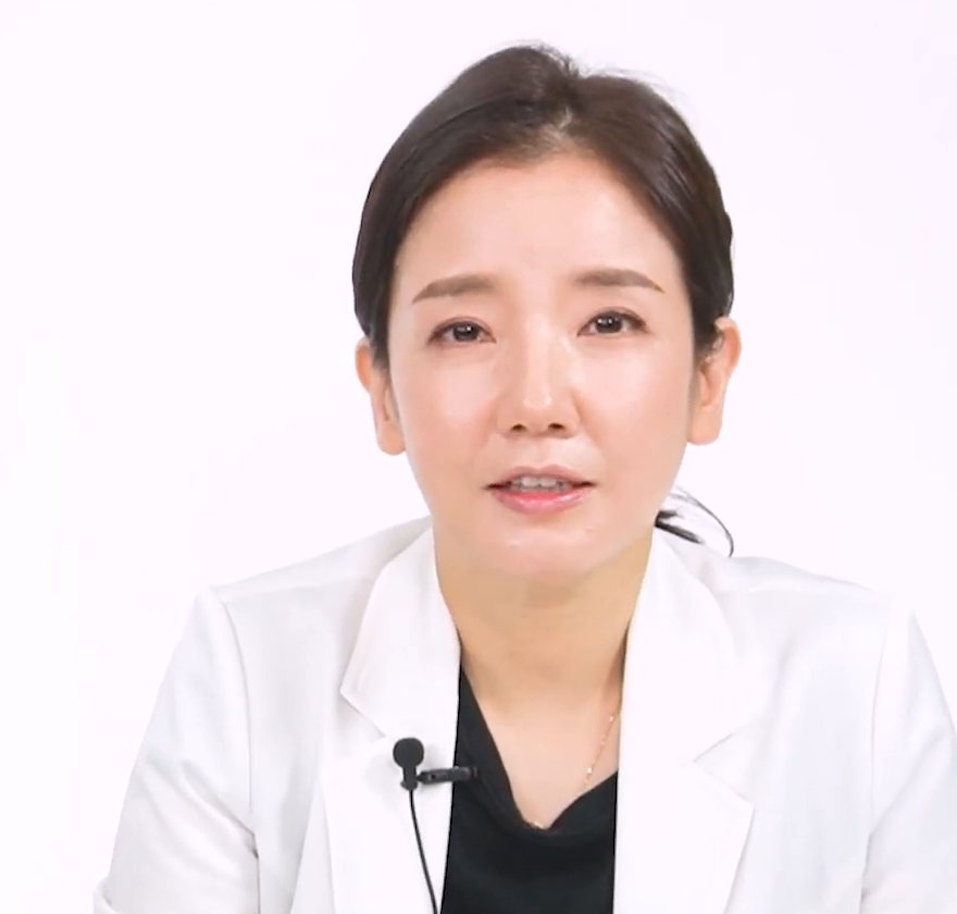예롬TV 영상 「정면 얼굴에서도 예쁜 코라인이 있다!」 속 흰 가운 차림의 나민화 원장